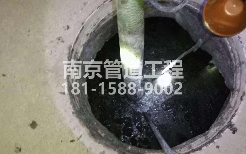216汇林绿洲清理化粪池